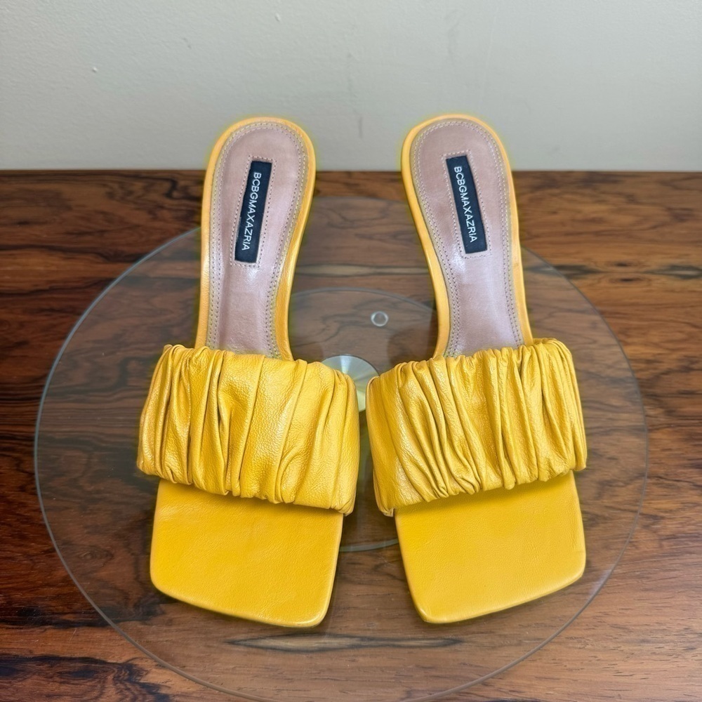 NEW BCBGMAXAZRIA Dallas Scrunched Leather Sandals - Tuscany Yellow